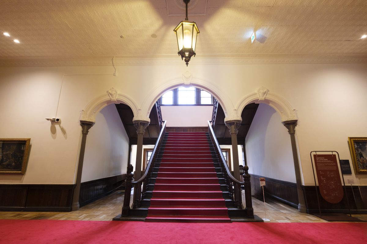 赤れんが庁舎の顔である正面玄関の3連アーチ