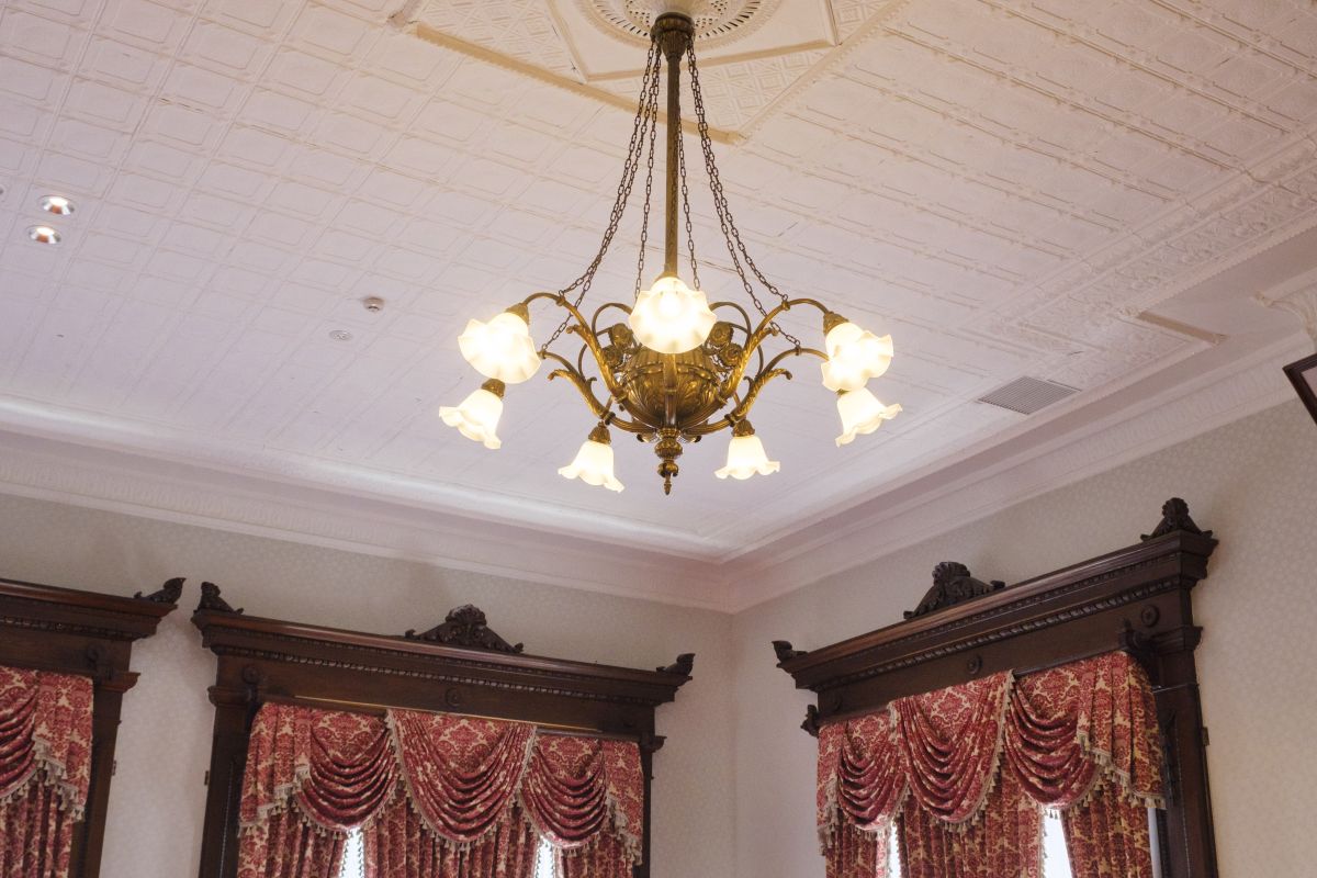 「赤れんが庁舎」重厚感たっぷりのシャンデリアや照明は昭和43年（1968）の工事で復原されたもの