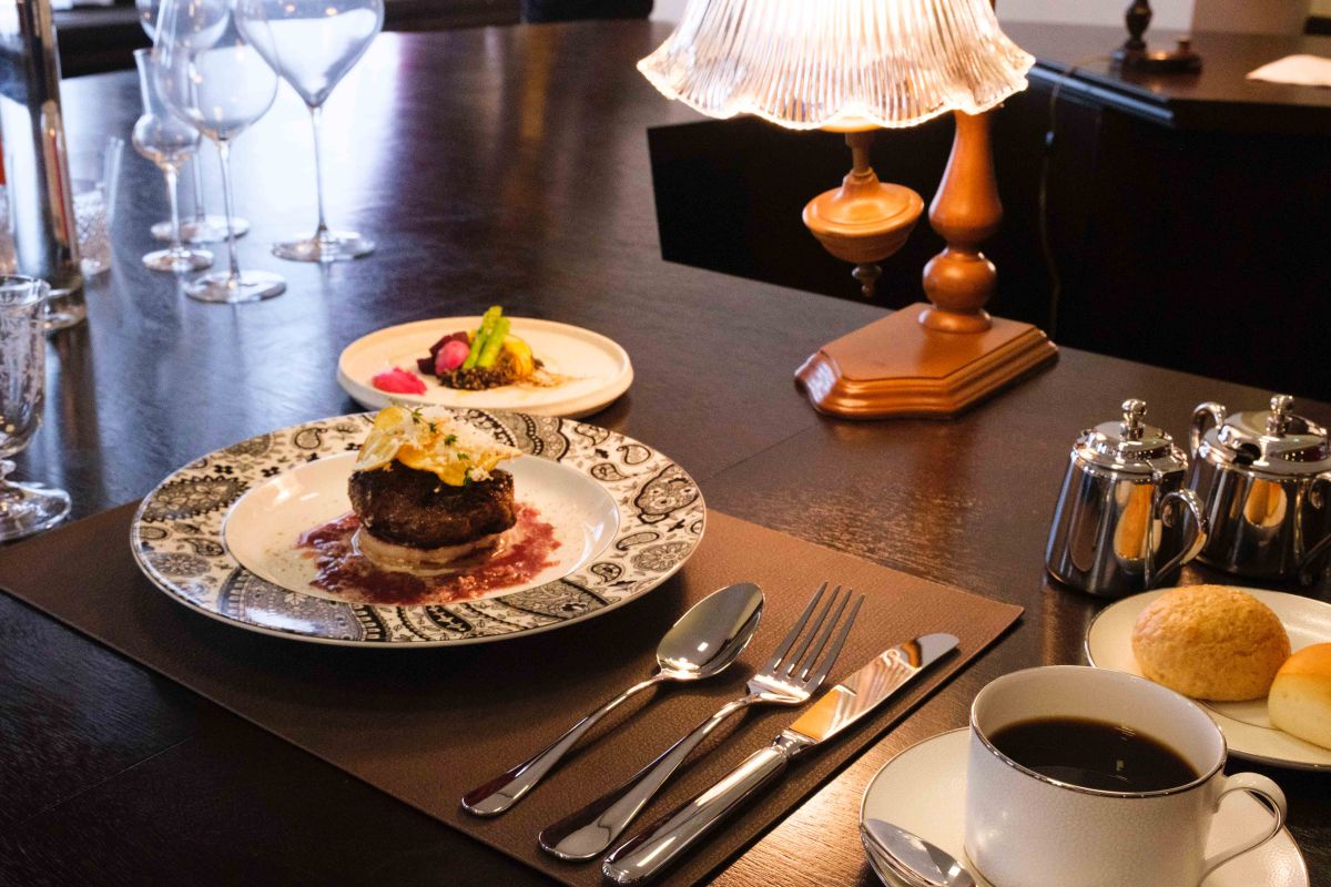 「HOUSE.H」蝦夷鹿肉のハンバーグ（サラダ、道産小麦のパン付）2480円