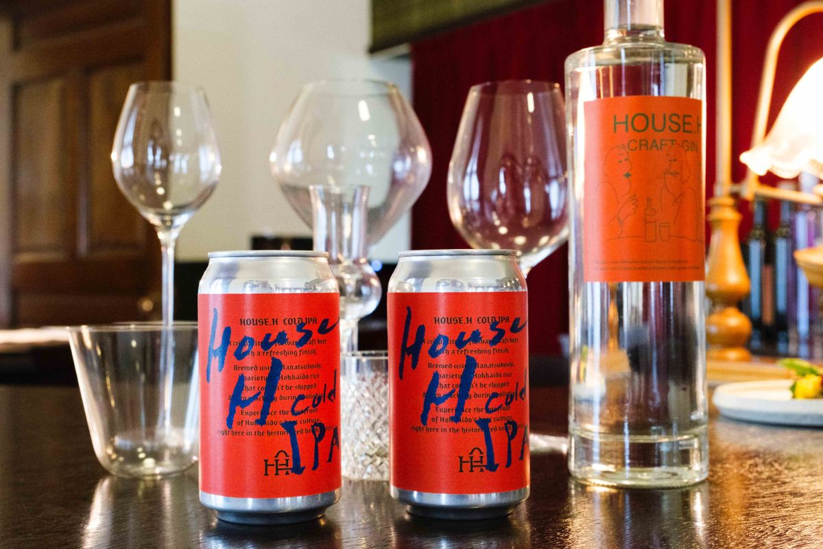 「HOUSE.H」オリジナルのアルコールメニューも多数用意。HOUSE.H Cold IPA 1000円（左）、HOUSE.H CRAFT GIN1000円（右）
