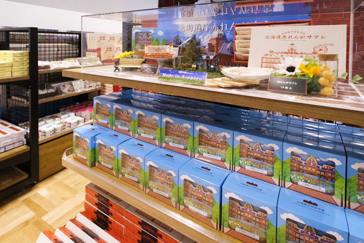 パッケージがかわいい北海道庁旧本庁舎アートボックス（バターケーキ）1,100円は赤れんがショップ限定スイーツ