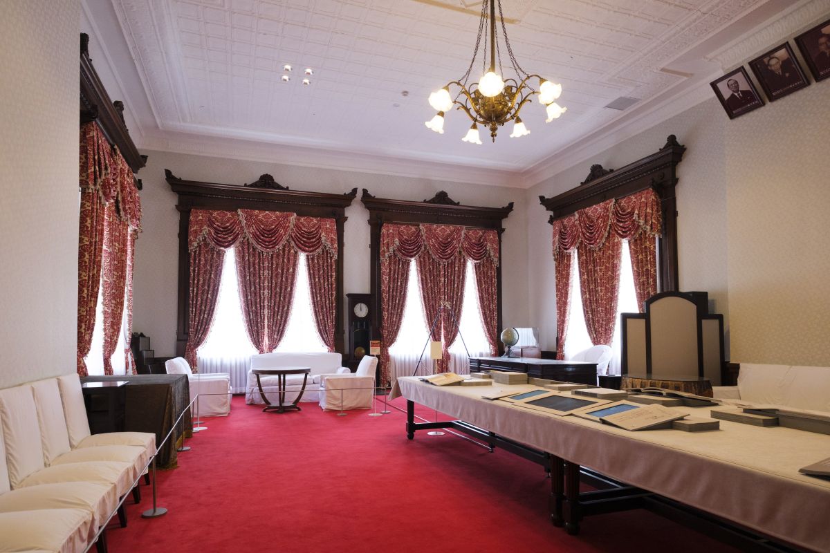 歴代の北海道長官・知事の執務室を再現した空間も