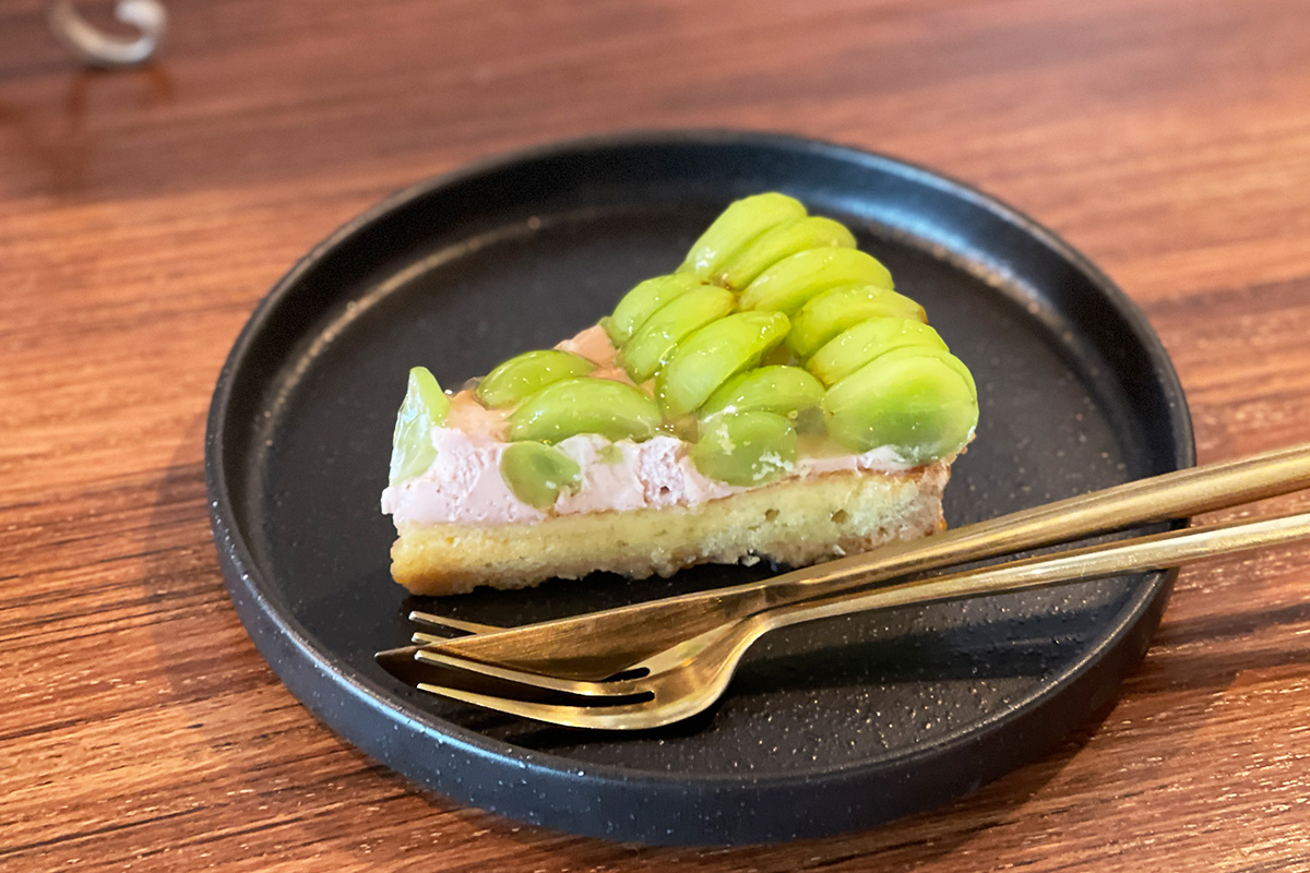 「シャインマスカットとタイムのタルト」1078円（テイクアウトの場合は1058円）