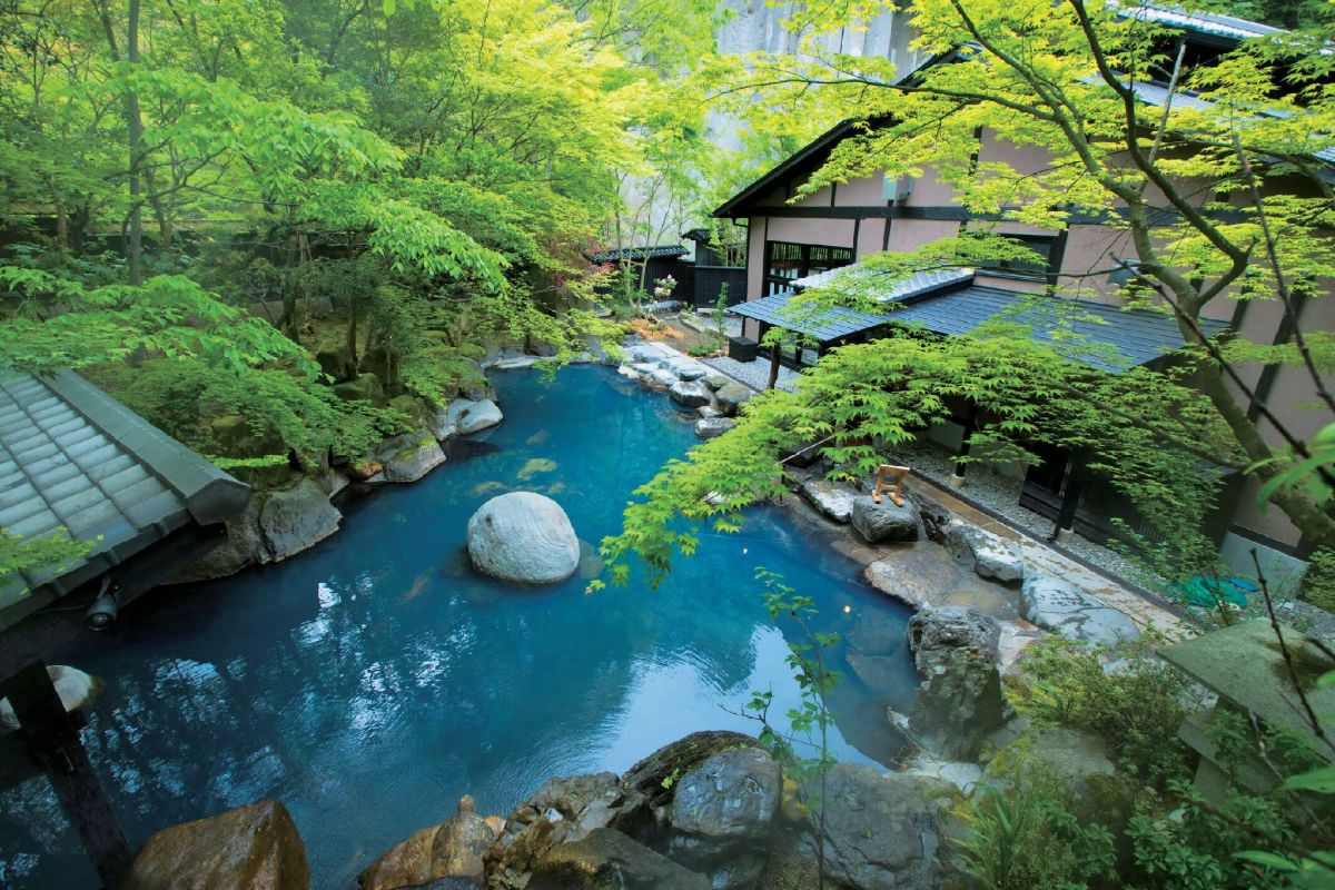 びょうふ岩露天風呂は広々とした絶景が楽しめる