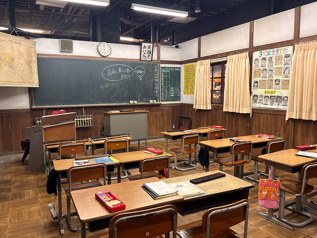 黒板は自由に使えるので、学生時代を懐かしみながらチョークで落書きしてみて