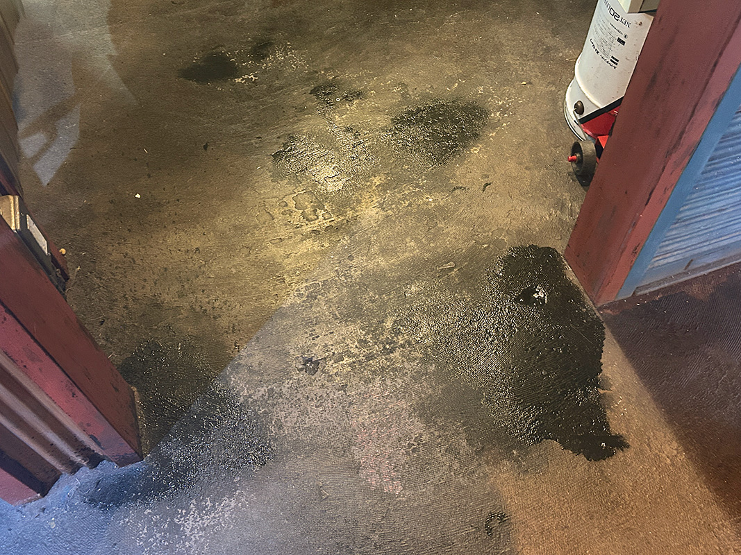 よりリアルにするために、わざと汚れている風に仕上げた床もチェックしてみて