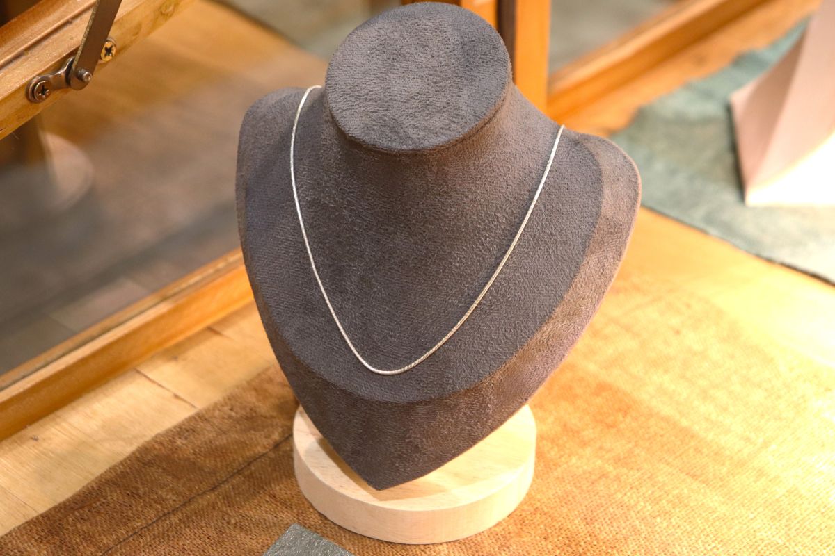 （シルバーネックレス500,000VND） 