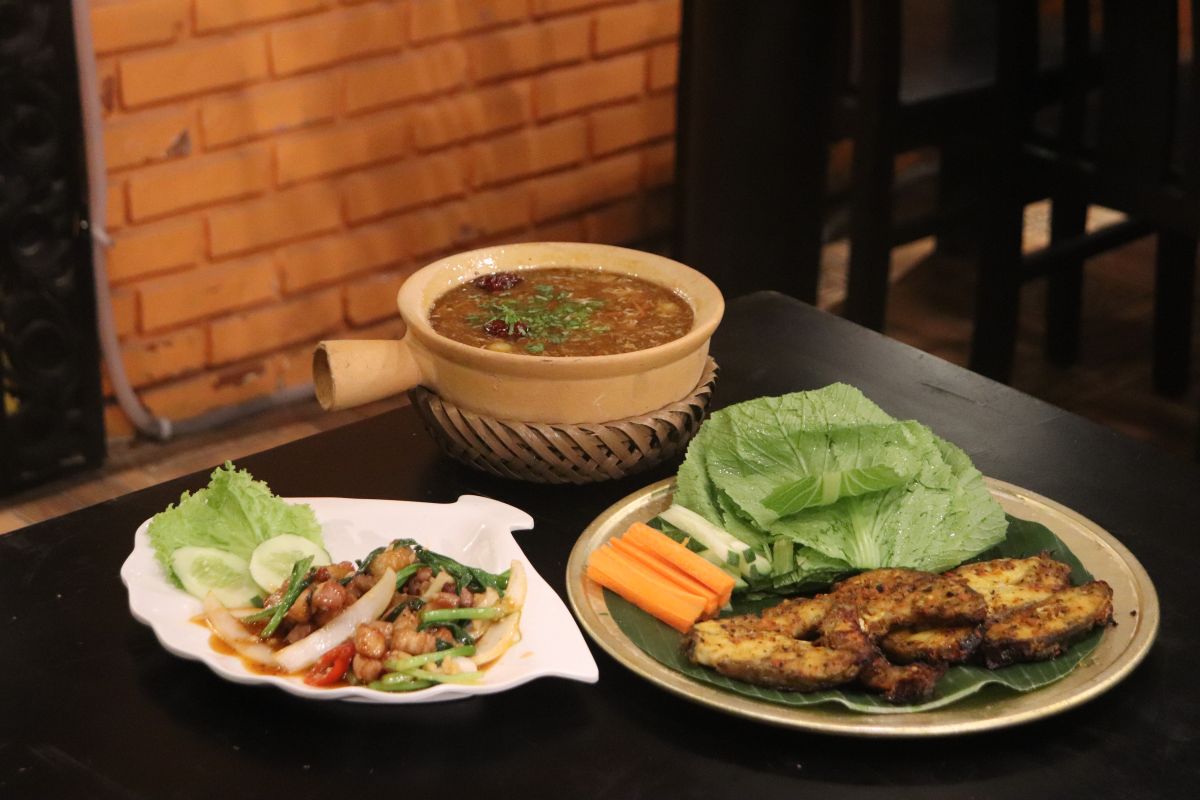 奥：アワビスープ450,000VND／手前右：白身魚焼き 量り売り250,000VND／手前左フィッシュソースの豚バラ炒め89,000VND