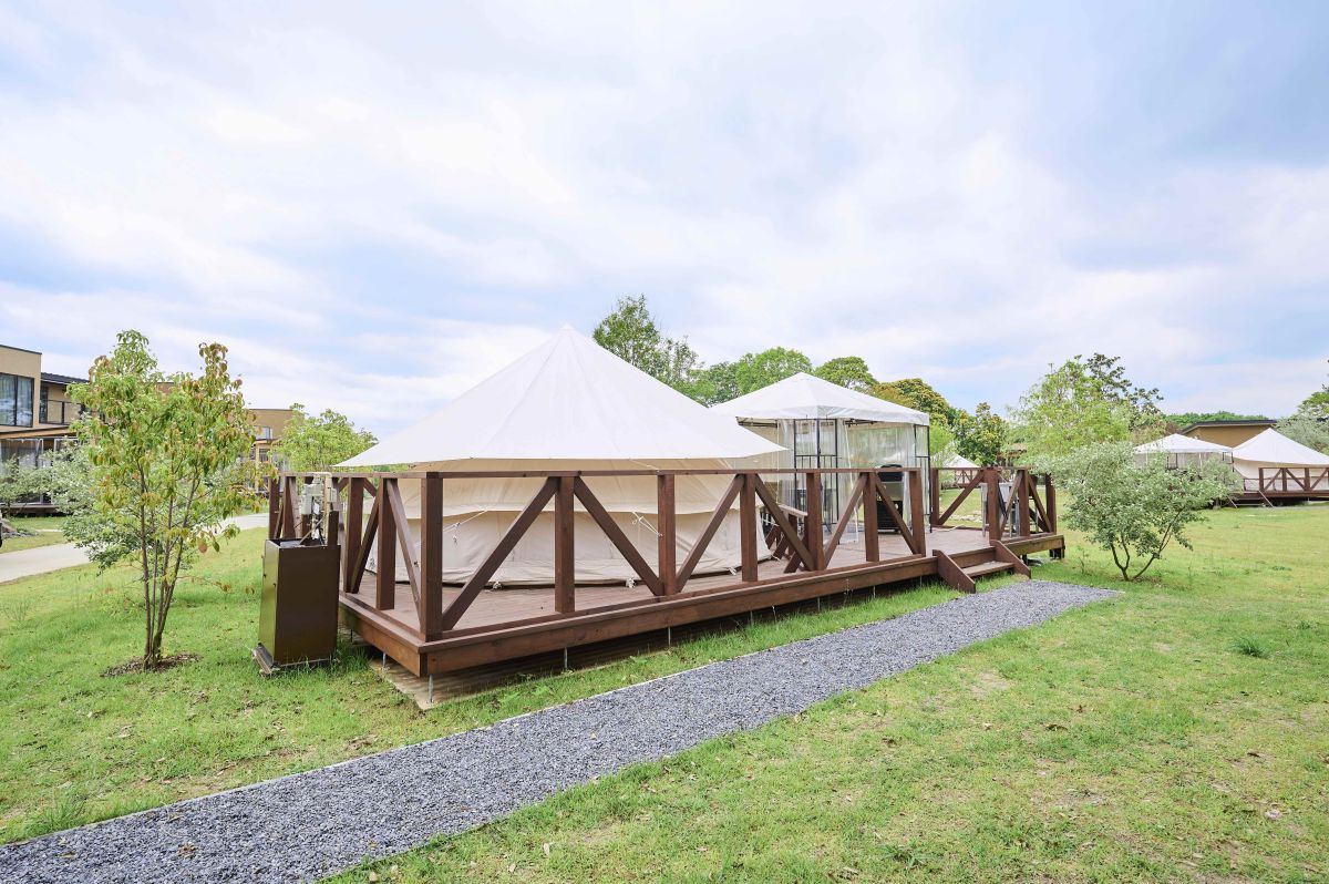 「グランピングテント リバーサイド」2 名 1 室 1 泊 4 万 3640 円〜（税・サービス料込）／©︎THE FARM スロウマウンテン成田