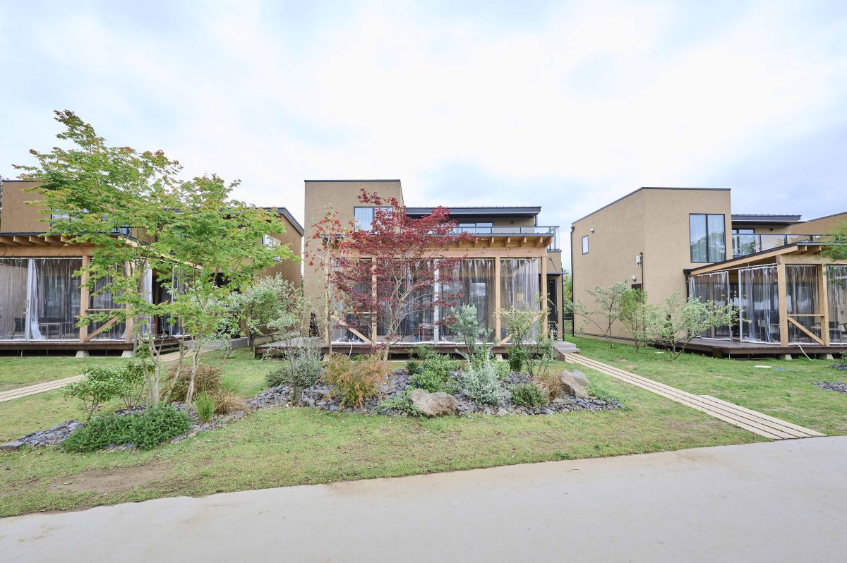 「コテージ メゾネット」2 名 1 室 1 泊 7 万 6040 円〜（税・サービス料込）／©︎THE FARM スロウマウンテン成田