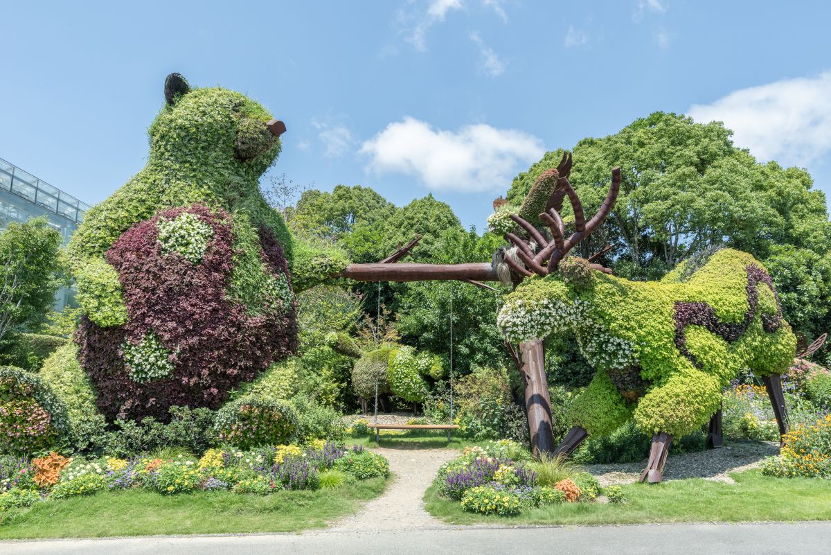 中央にはブランコ風のベンチが設置されている