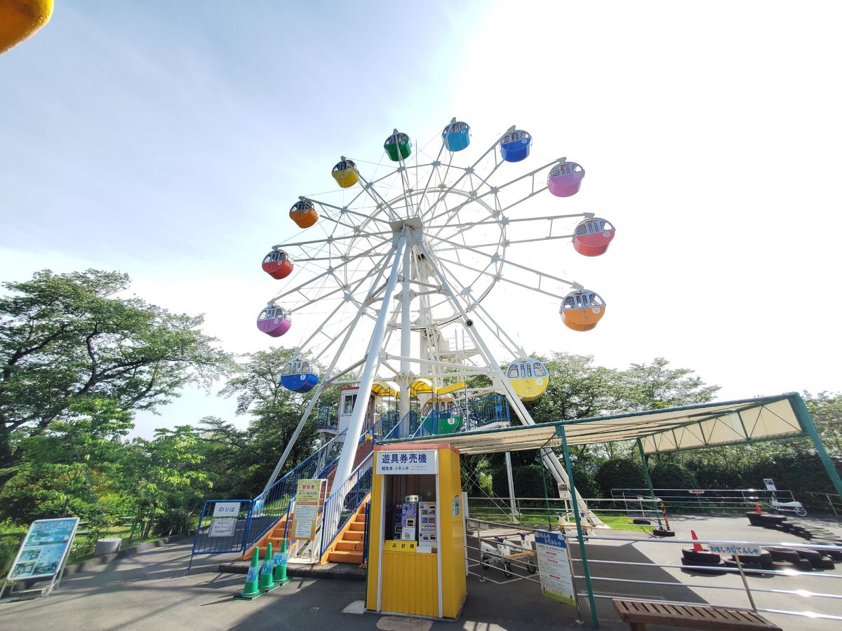 観覧車（1周200円）は4人乗りで、天気がよければ富士山を望むことも