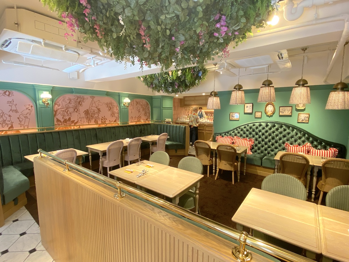 「ムーミンカフェ フローラルバレー」内観
