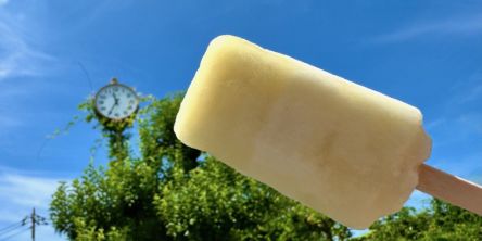 【ファミマ新作】果汁60%アイスバー「とろける食感ぎゅっと梨」と人気NO1「でっかいバニラモナカ」を実食リポート