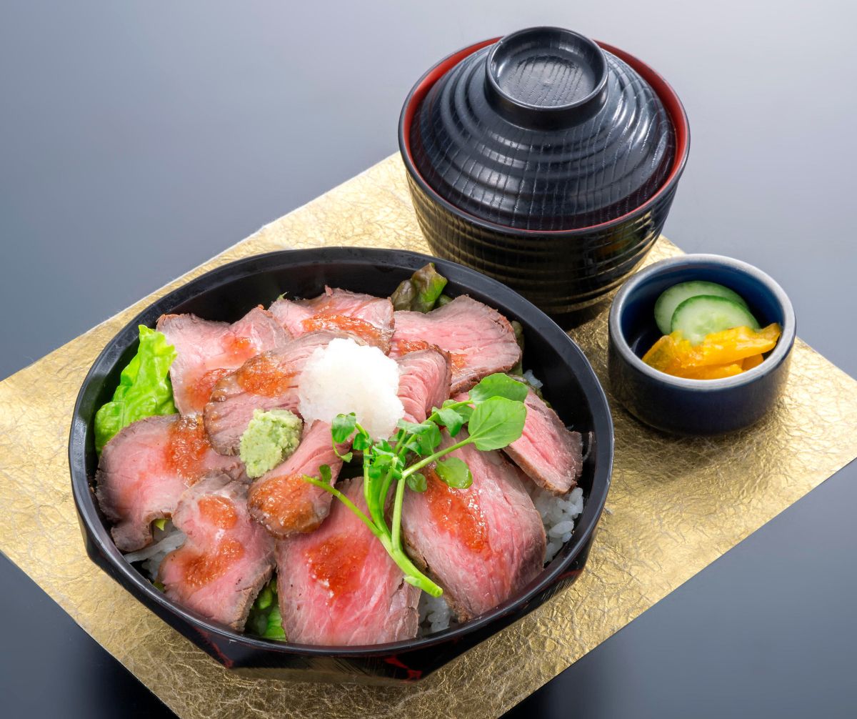 地元ブランド和牛・三ヶ日牛を使った「ローストビーフ丼」