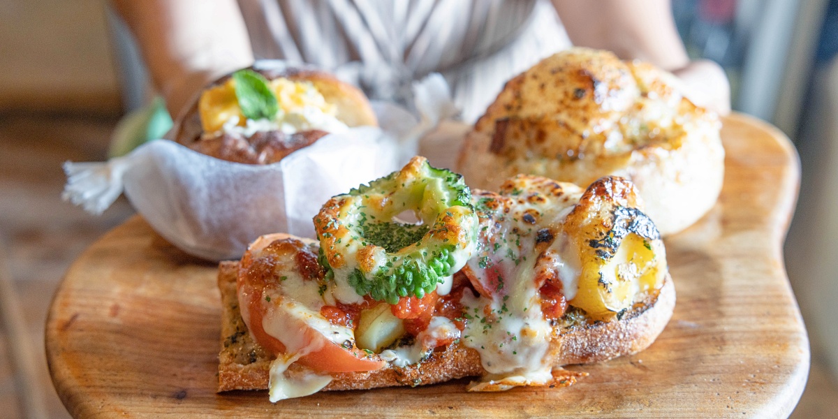 【沖縄・読谷村】70種類以上のパンが揃う大人気店「おとなりや」でお気に入りのパン探し