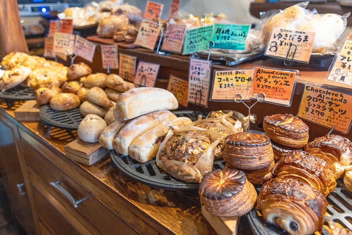 店内にずらりと並ぶパン。1個120円～　