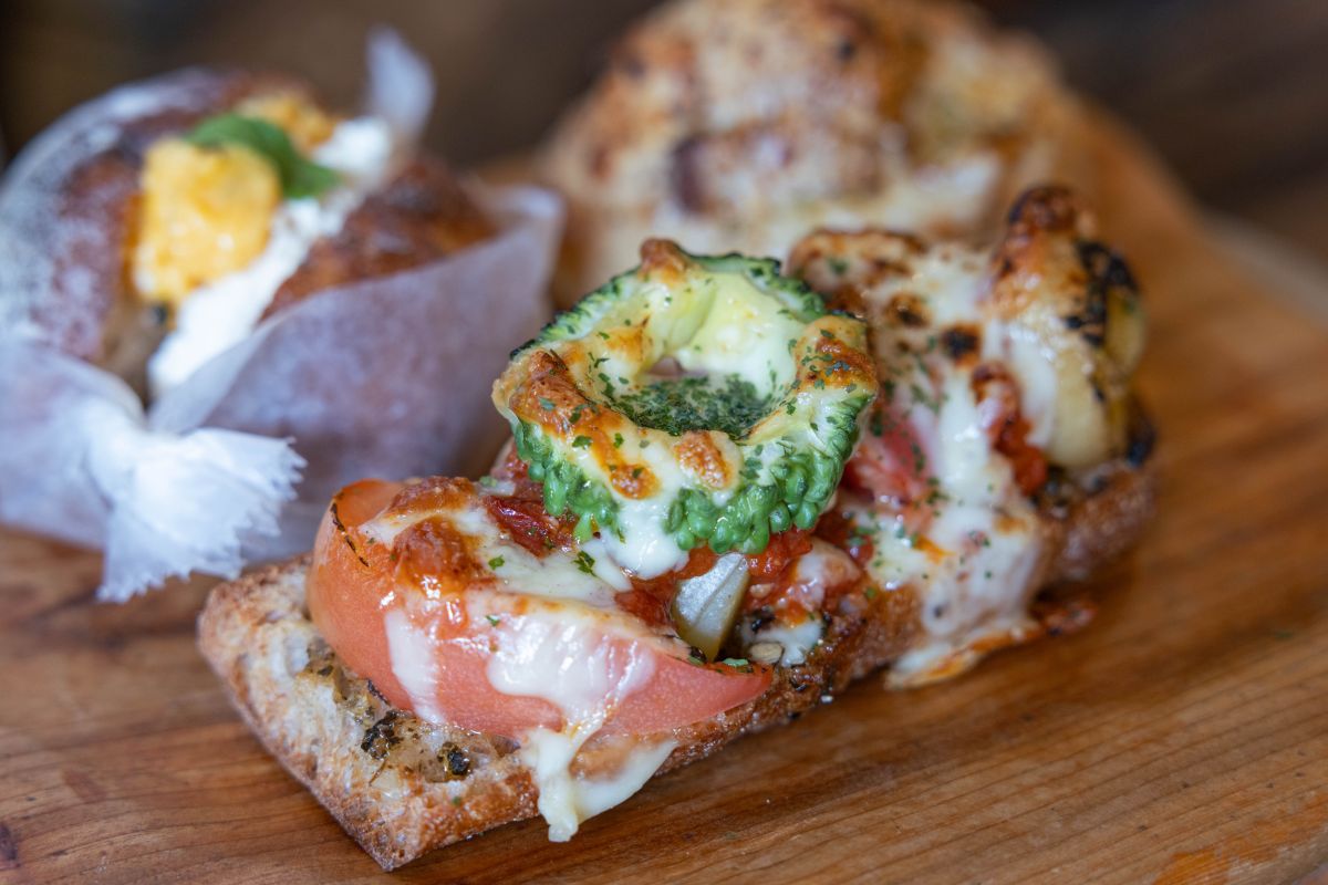 「季節のやさいタルティーヌ」324円。パンには無農薬トマトで作ったトマトソースが塗られている