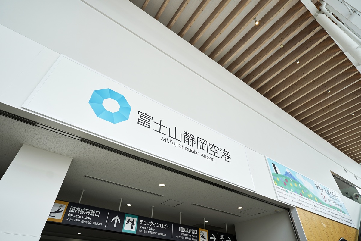 富士山を見ながら離着陸する空港らしく、空から見た富士山がシンボルマーク