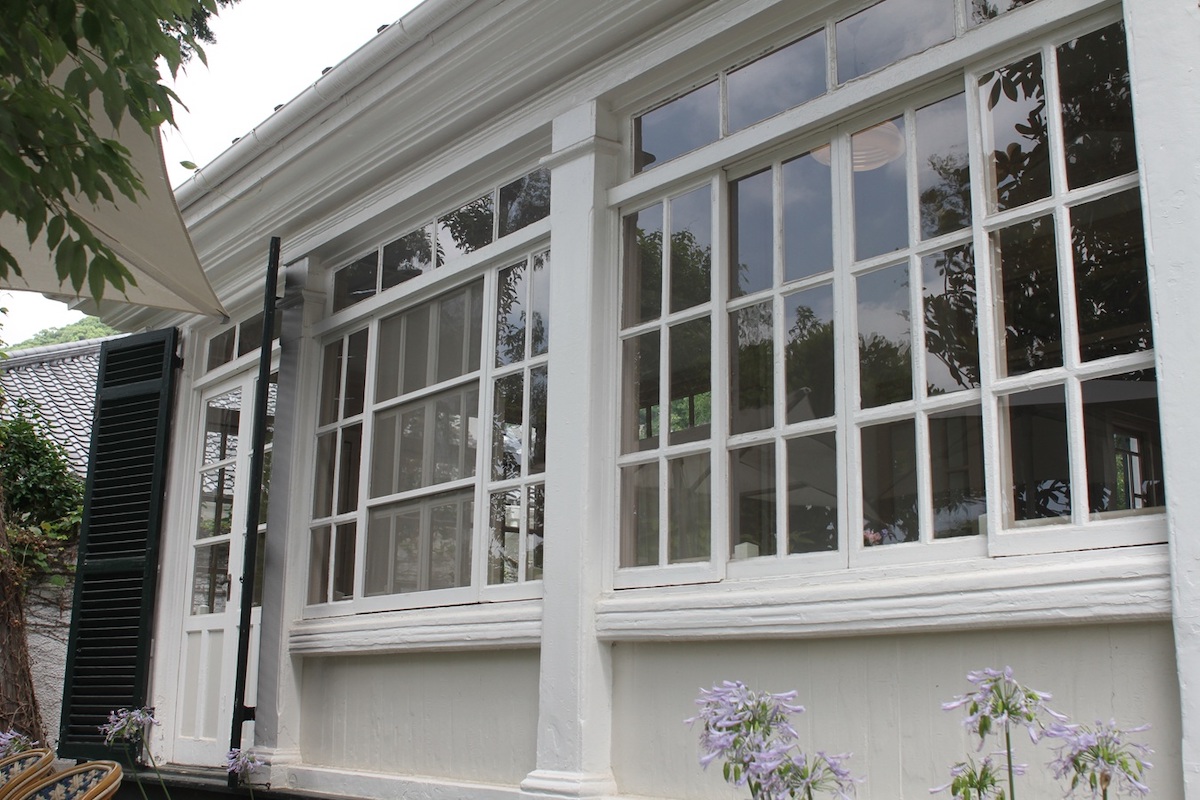 大正ガラスらしいゆらぎのある窓ガラスが素敵