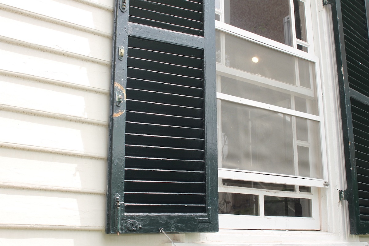 鎧戸がアクセントになった窓のデザインもかわいい