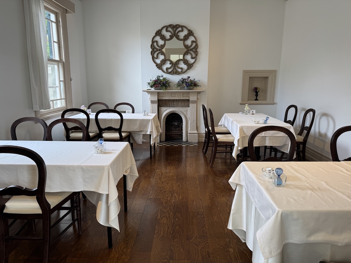 サンルームとひと続きになっているテーブル席