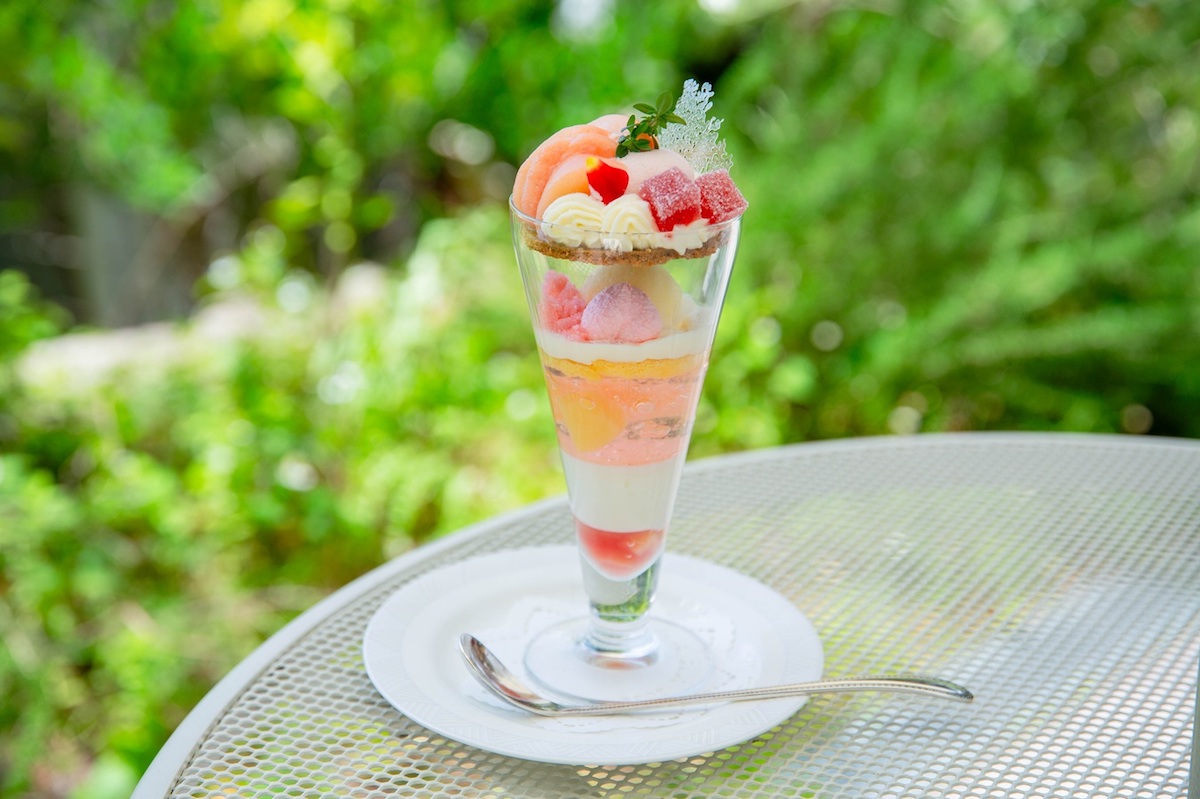 桃を贅沢に楽しめる「パルフェ・ド・ペッシュ・ロゼ」2800円も人気／©北野異人館 旧ムーア邸