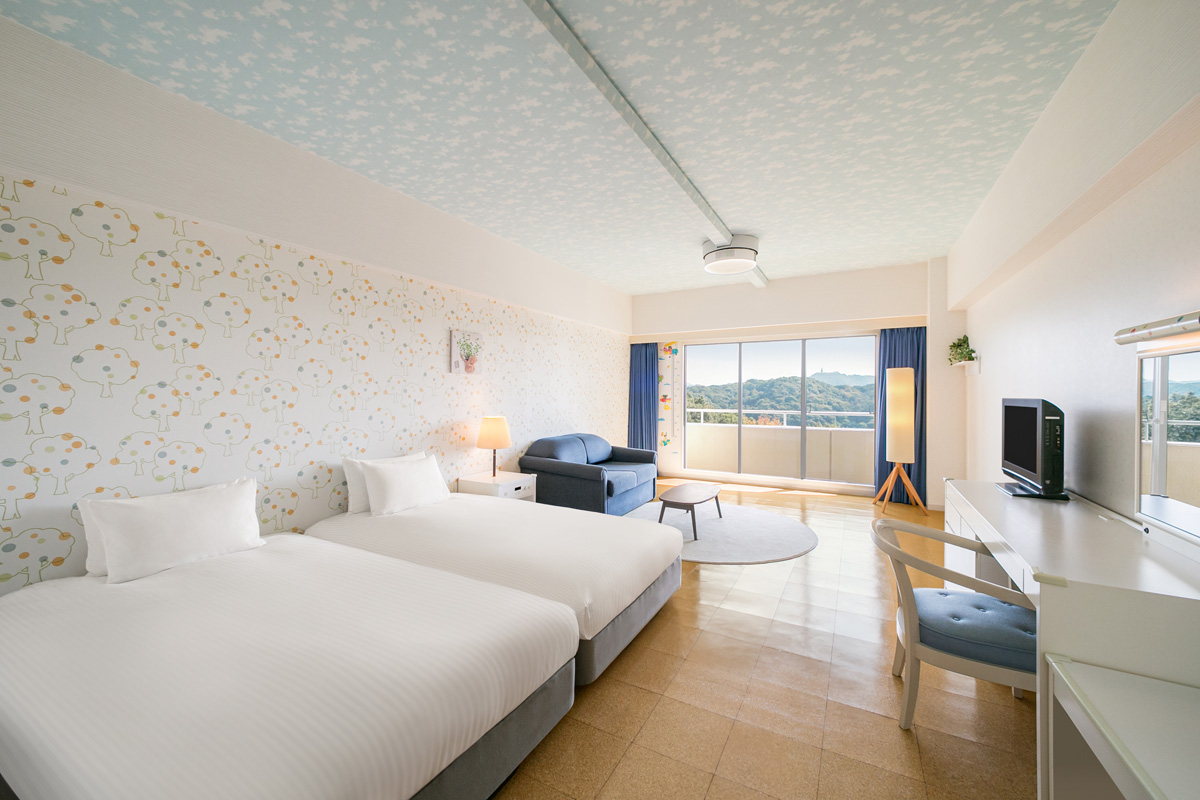 「スタンダードツイン ベビーフレンドリー」の内観。壁には落書きOKのおえかきコーナーがある。