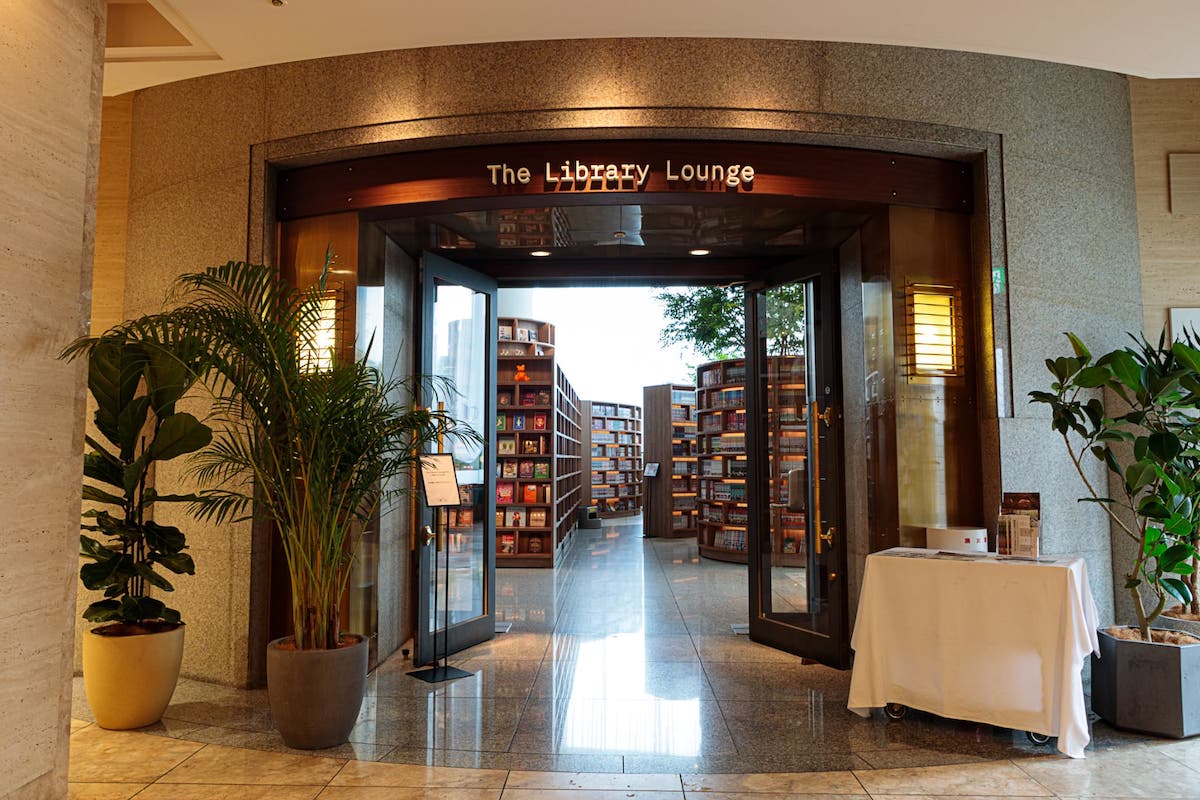 エントランス横の受付カウンターで、プランを告げて入場、退出時に料金を支払う