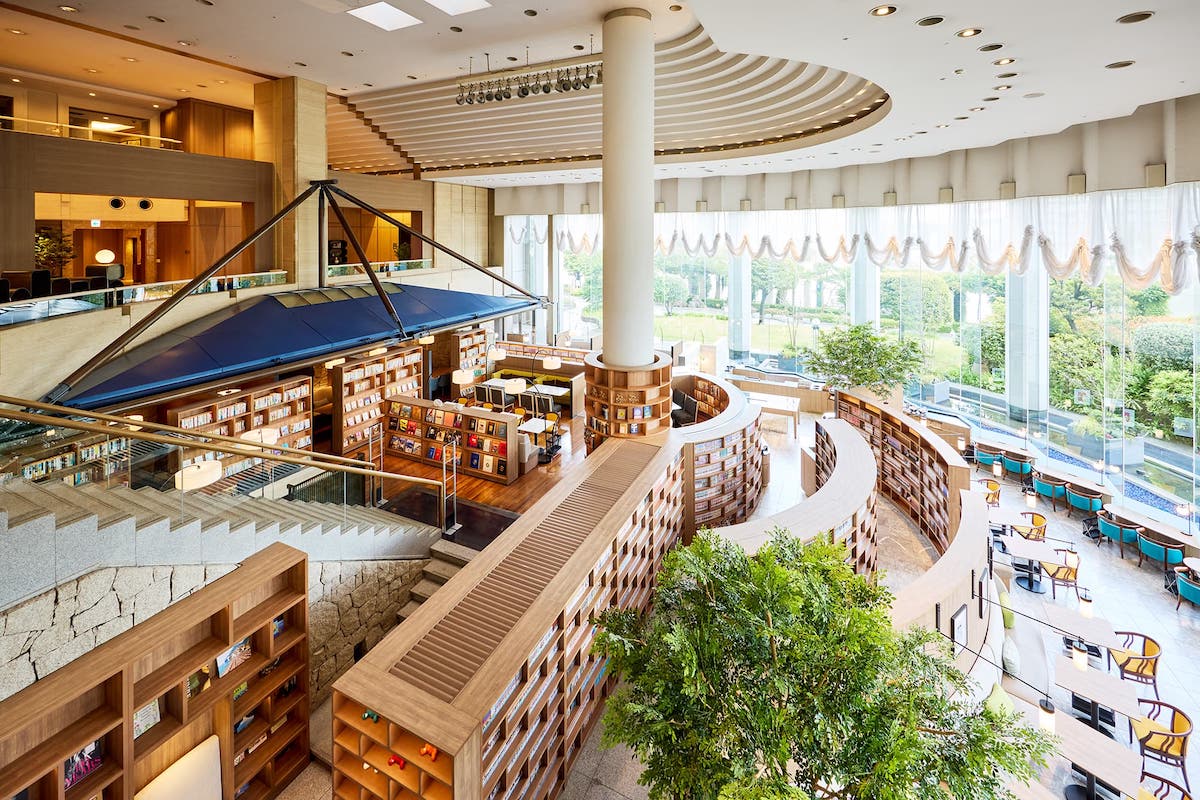 ホテル2階、フロントロビーからの眺め／写真提供：株式会社ベストホスピタリティーネットワーク