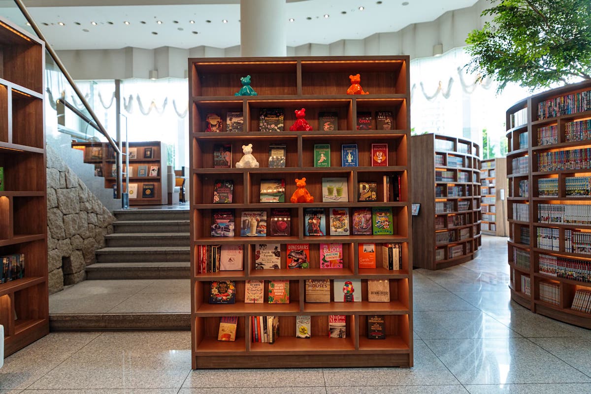 エントランス正面部分。右側はコミック、階段を上った先は書籍コーナー