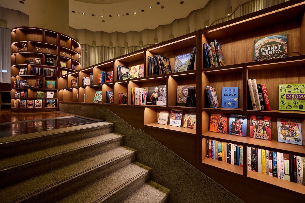 エントランスから中2階へ続く階段／写真提供：株式会社ベストホスピタリティーネットワーク