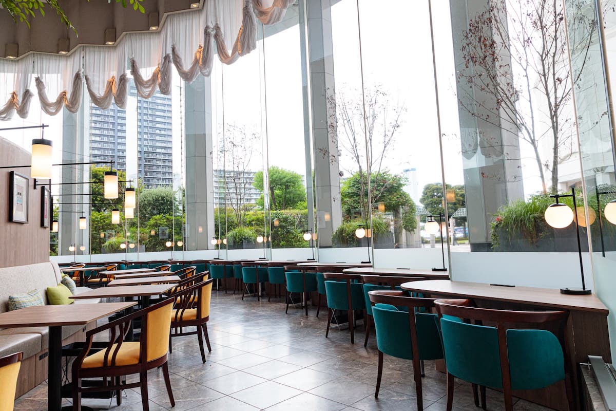 窓際のカウンター席とテーブル席