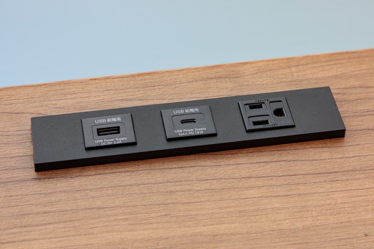 カウンター席にあるコンセントとUSBポート