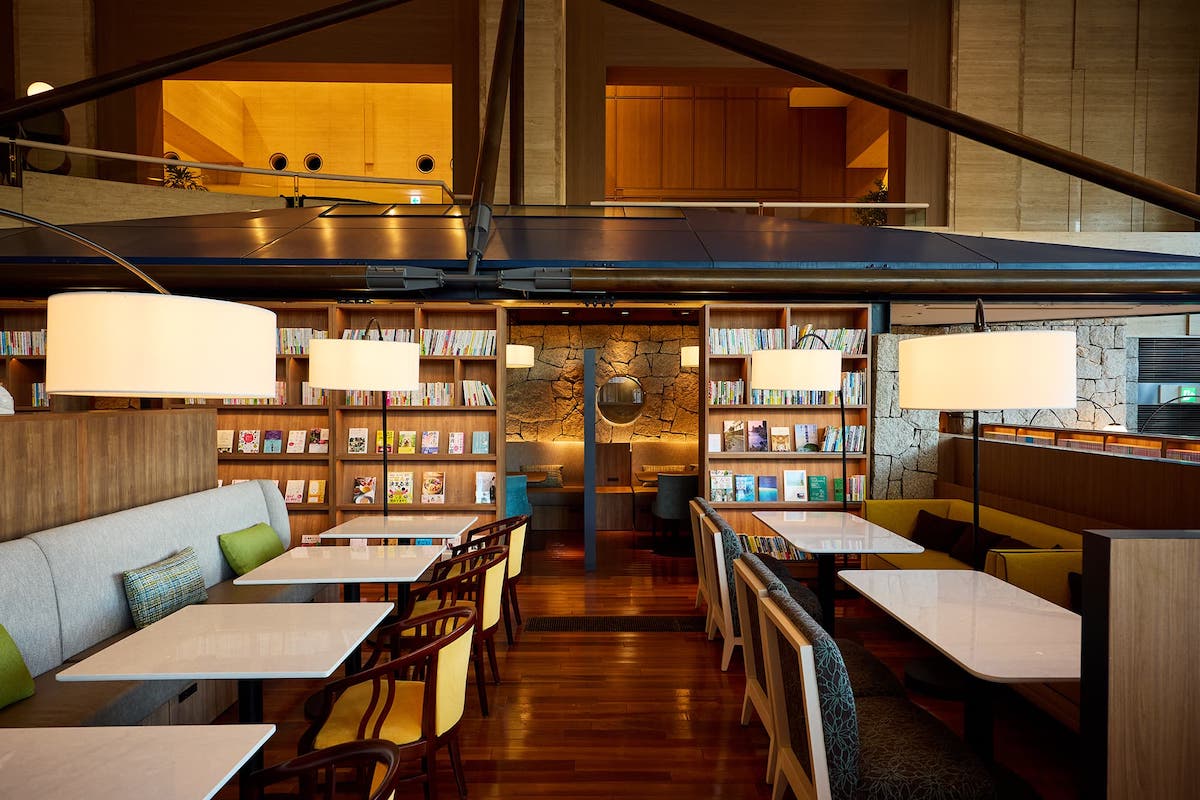 テーブル席とブックシェルフの先にちらっと見える半個室／写真提供：株式会社ベストホスピタリティーネットワーク