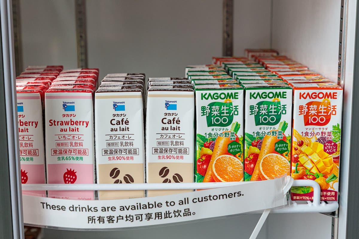 冷蔵庫にはパックのドリンク、「アルコールプラン」利用者用のお酒も