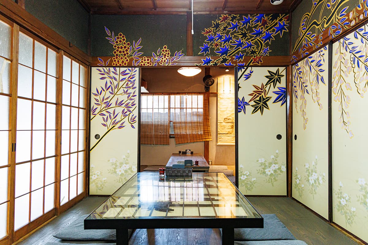 イラストレーターによるアートが壁一面に描かれたスペース