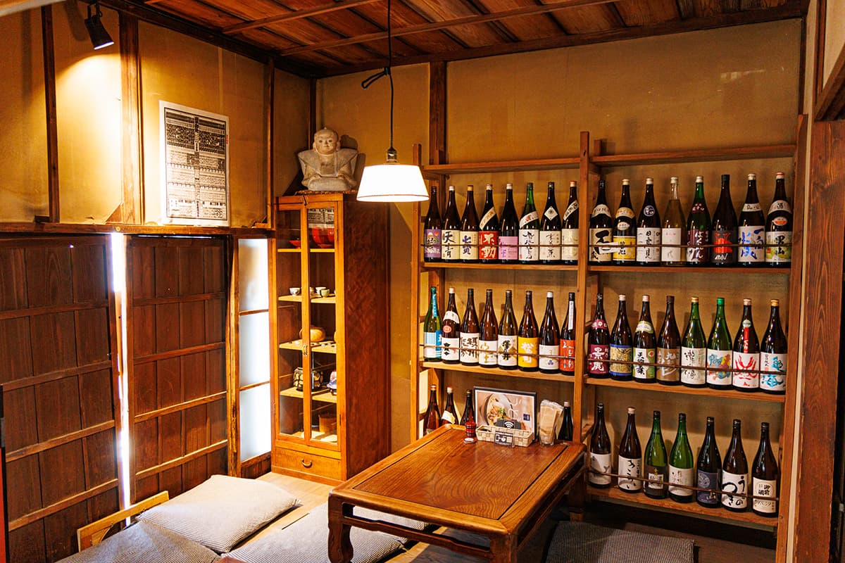 日本酒がずらりと並ぶインテリア