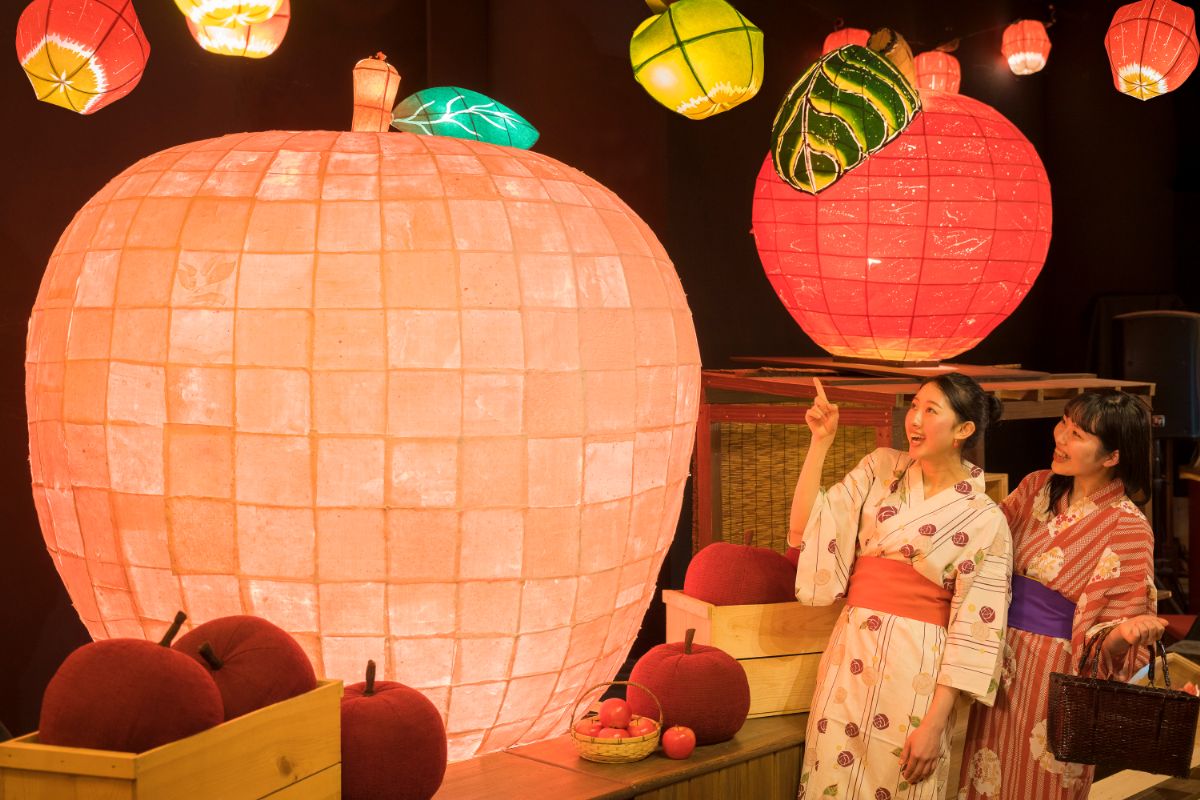 巨大りんご灯篭