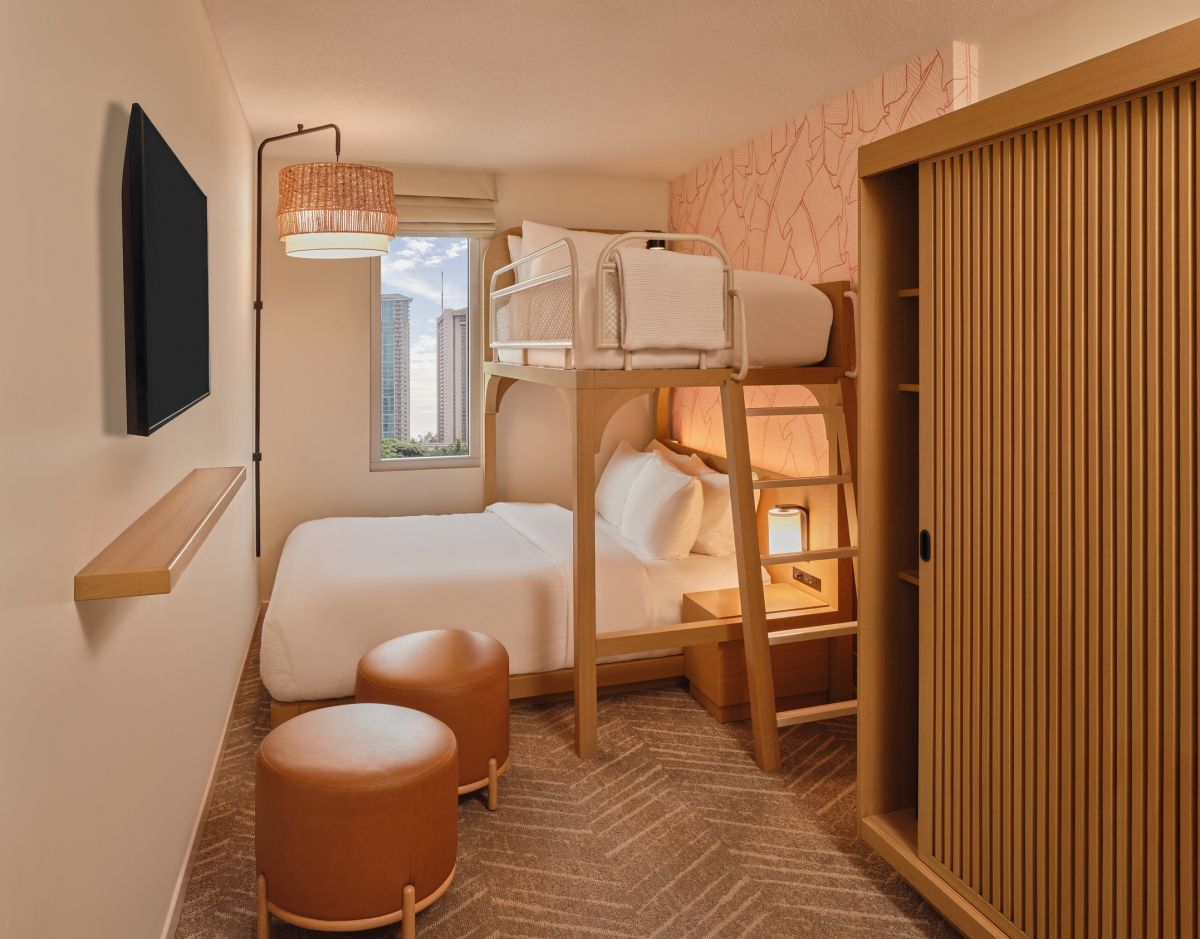 クイーンベッド1台、ツイン2段ベッド1台の客室 $233~/Courtesy of The Ambassador Hotel of Waikiki