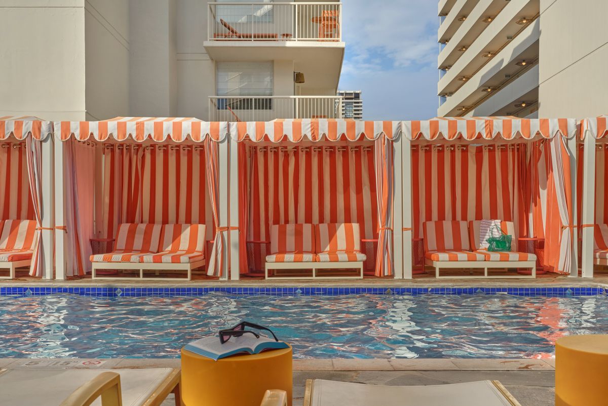 カバナのレンタルは1日$50、半日$25/Courtesy of The Ambassador Hotel of Waikiki