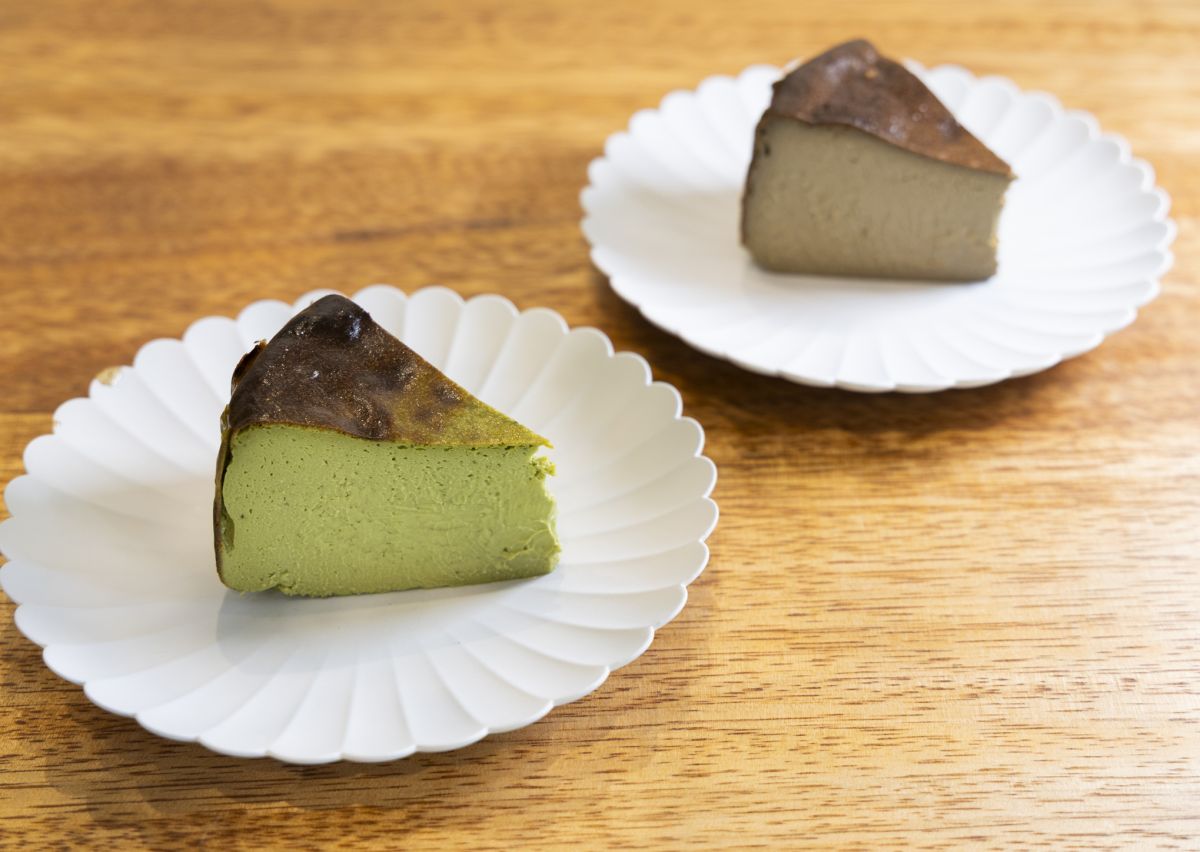 「バスクチーズケーキ（抹茶／ほうじ茶）」各$9