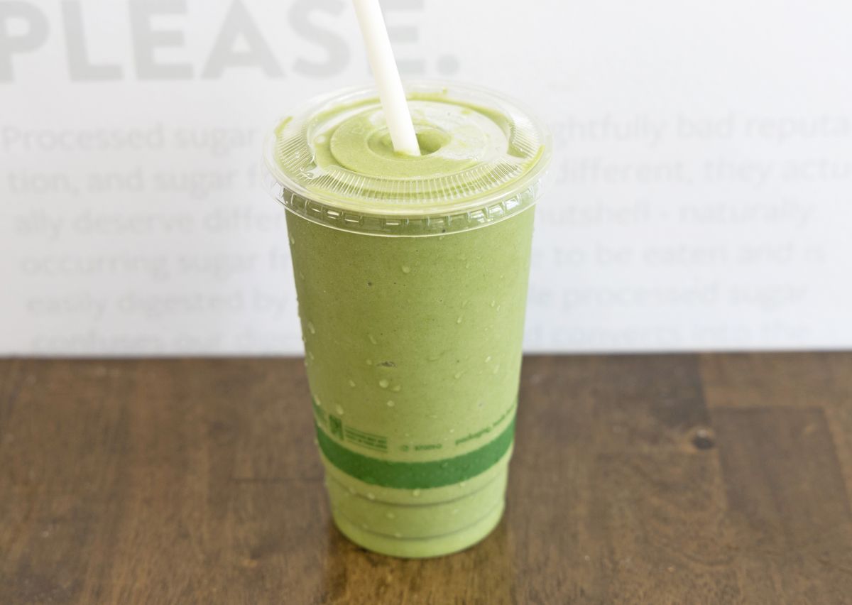 ブルーマジックベースにほうれん草などが入ったスムージー「エバーグリーン（ラージ）」$10.99