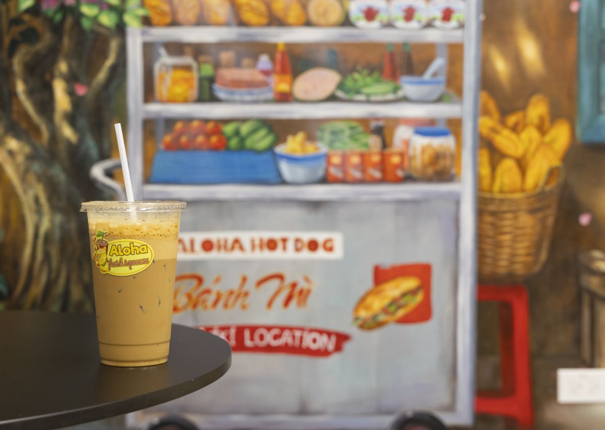 ていねいに作られる「ベトナム・コーヒー」$6