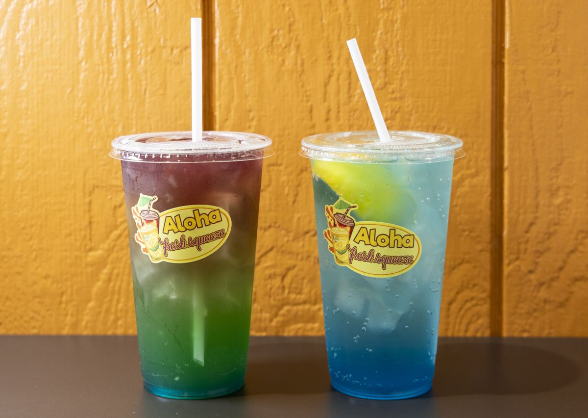 左：バタフライピー・ティーなどを使った「トロピカル・ミックス」$7.50、右：ブルー・オーシャン・ソーダ」$7