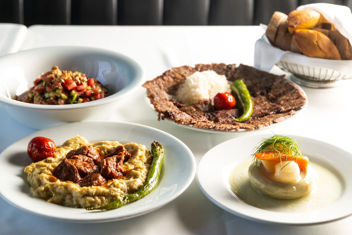 「Sultan&rsquo;s delight,lamb stew served on mashed roasted eggplant」900TL、「Doner kebab&pilaf 」750TL 、「Artichoke in olive oil」 260TL、「Spoon salad 」250TL