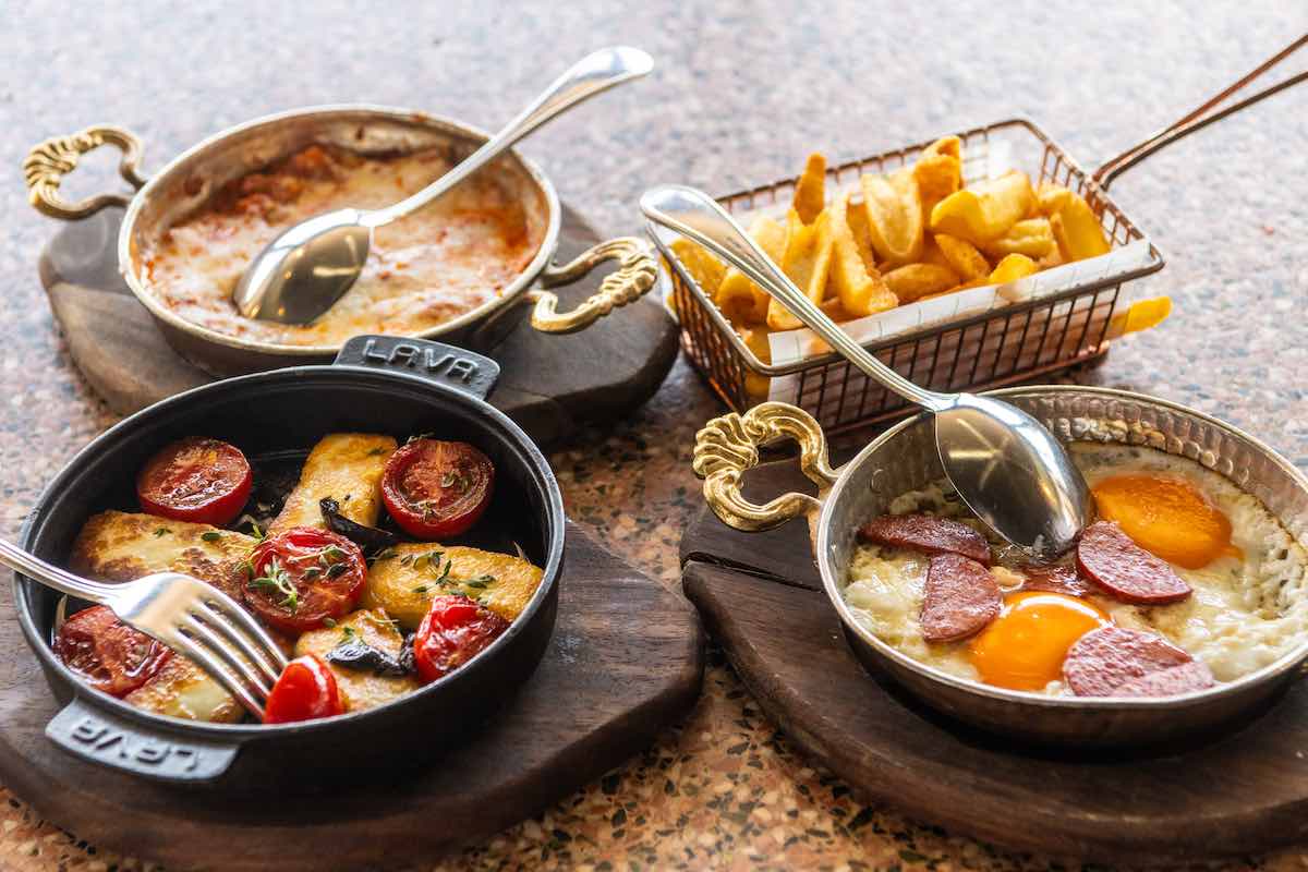 「ポテトフライ」165TL、「ヘルリナチーズのソテー」310TLはコースとは別料金