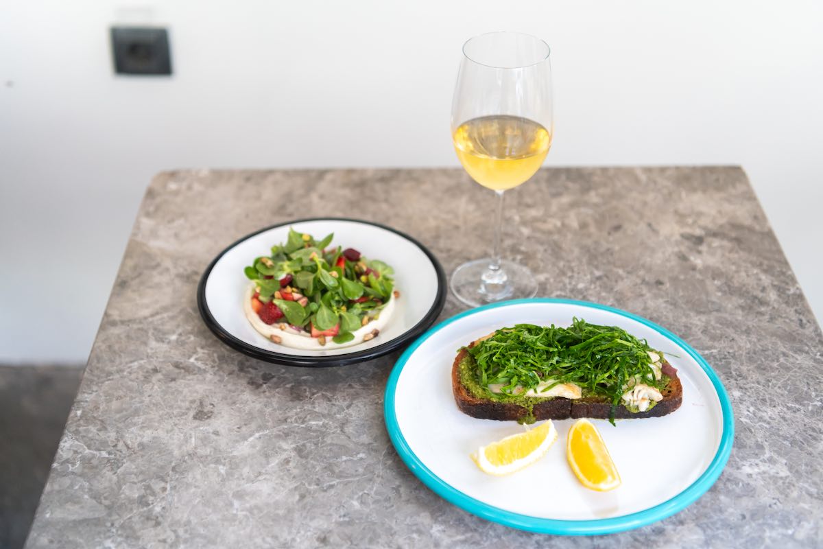 「Beyaz-WHITE」グラス380TL、「❛Balık Ekmek❜,Roka Pesto」920TL、 「Purslane Salad with Strawberry,Cheese Cream,Pistachio」 450TL