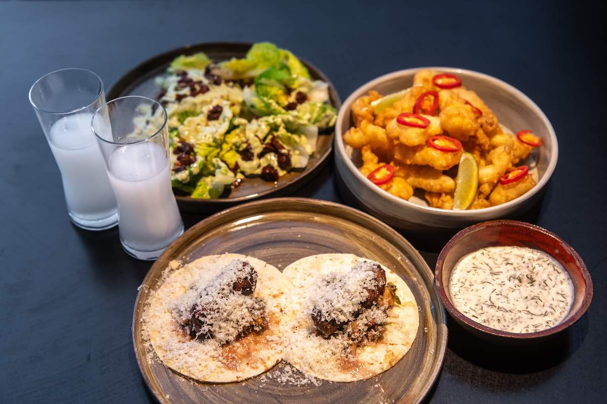 「Meatball Taco,Gavurdag Salad,and Pelit Cheese」700TL、「Romaine Hearts,Yoghurt Sauce with Sorrl 」550TL、「Fried Baby Calamari,Lime and Chili Pepper 」750TL、「YENl RAKI」各450TL