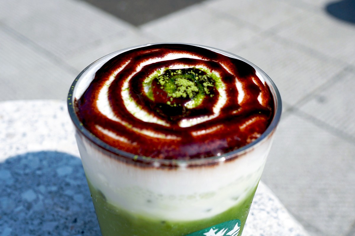 「涼み 抹茶 ムース ティー」カスタマイズ：チョコレートソース追加（無料）